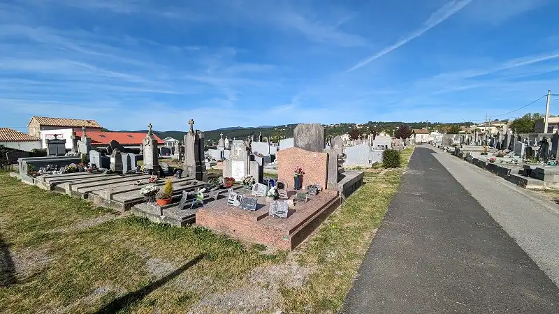 Vue générale du cimetière d'Aubenas avec l'allée centrale