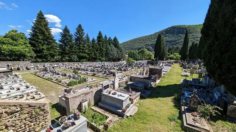 Vue d'ensemble du cimetière de Bessèges