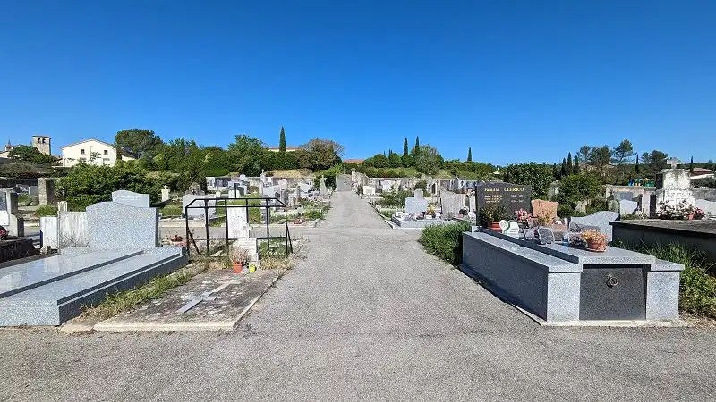 Le cimetière de Lachapelle est très minéral