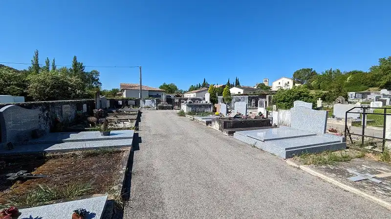 Lachapelle-Sous-Aubenas un cimetière très propre
