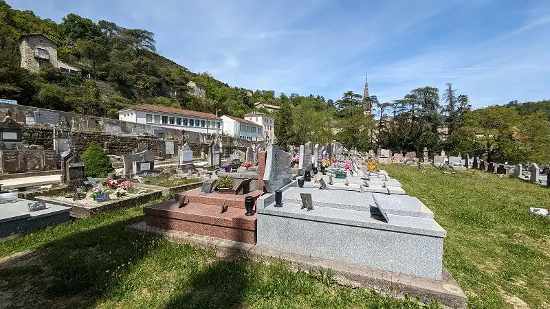 La partie récente du cimetière de Largentière