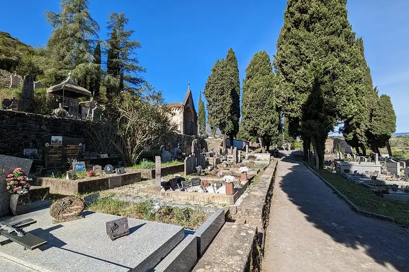 Nettoyage et rénovation au cimetière Les Vans