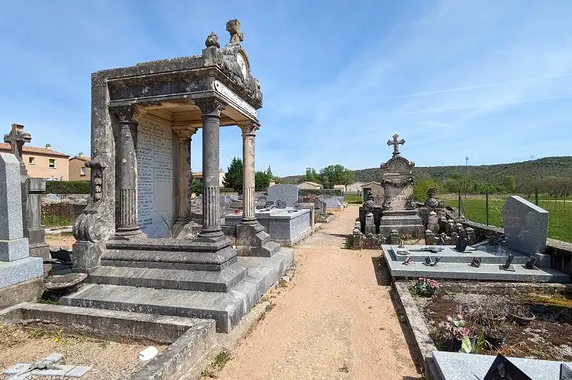 Nettoyage de tombes à Rosières Ardèche
