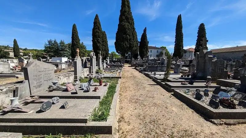 L'allée principale du cimetière de Ruoms