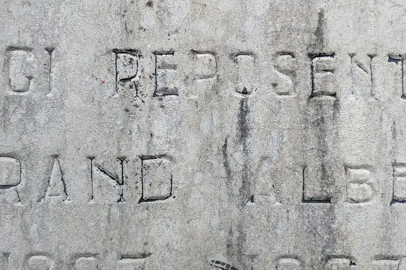 Lettres effacées au cimetière de Saint-Paul-Le-Jeune