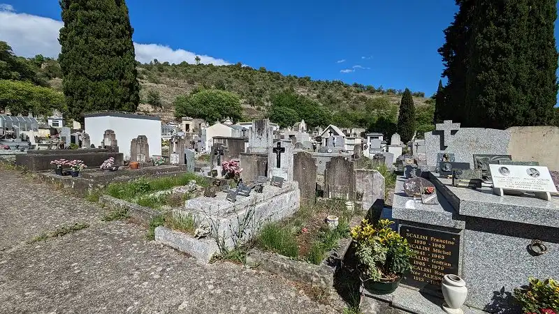 Cimetière de Saint-Ambroix, le nettoyage et la rénovation de tombes sont importants