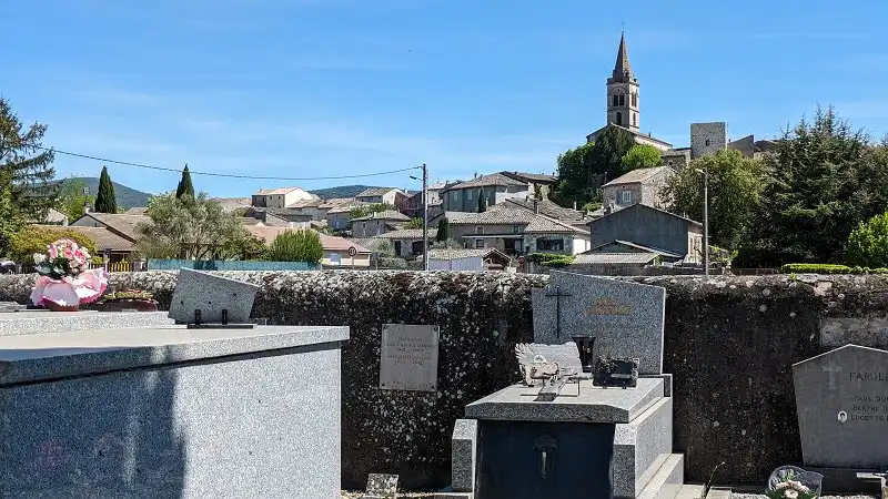 Rénovation de tombe à Vallon-Pont-d'Arc